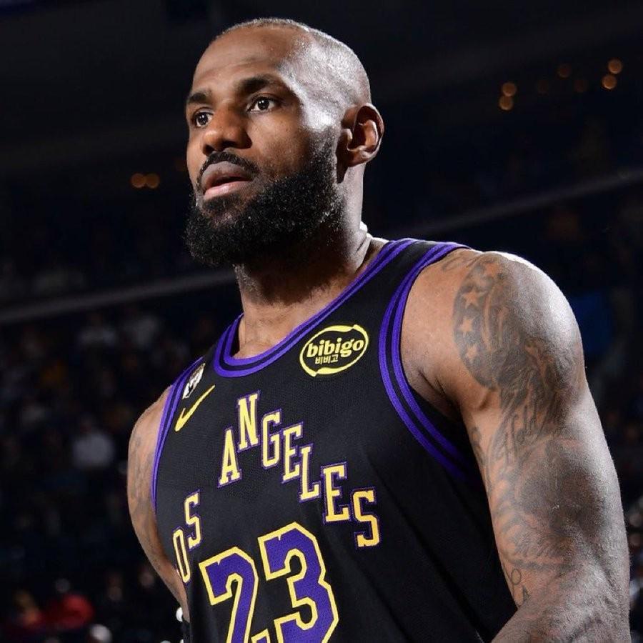 开云体育直播-记者：詹姆斯赛季后有三选择，降薪留队、自由加盟别队、退役