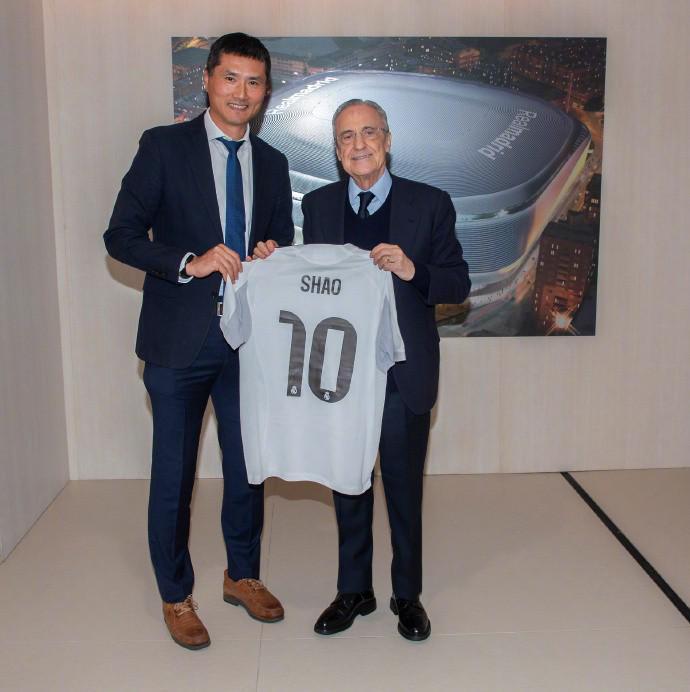 开云APP下载-国足主帅邵佳一到访皇马，与弗洛伦蒂诺会面并互赠球衣